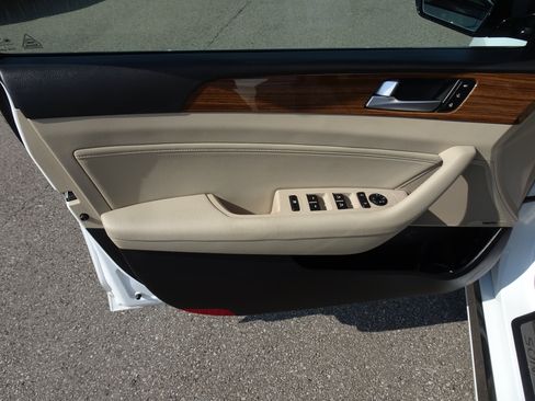 Used 2015 Hyundai Sonata Limited w/ Option Group 05 FWD image 13