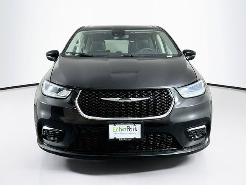Used 2023 Chrysler Pacifica Touring-L FWD image 2