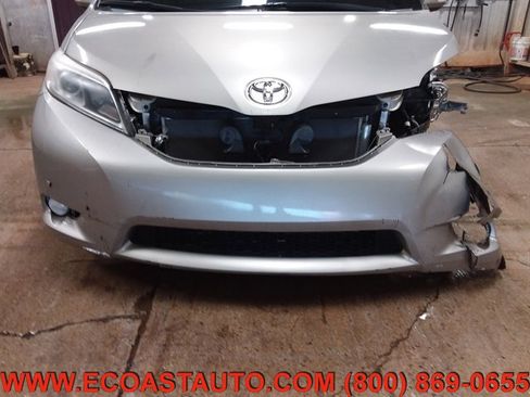 Used 2017 Toyota Sienna Limited image 18