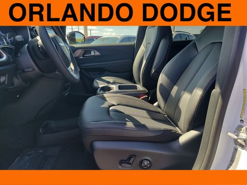 Used 2026 Chrysler Pacifica Select FWD image 14