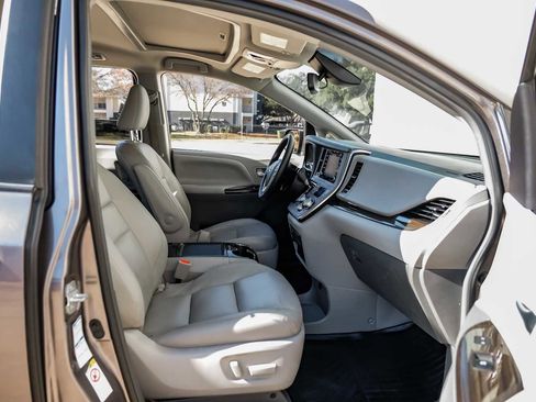 Used 2018 Toyota Sienna XLE image 36