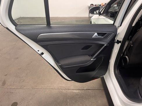 Used 2019 Volkswagen e-Golf SE w/ Driver Assistance Package image 19