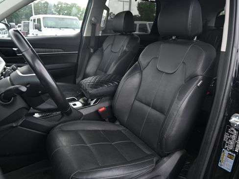 Used 2023 Kia Telluride EX w/ EX Captain's Chair Package FWD image 12
