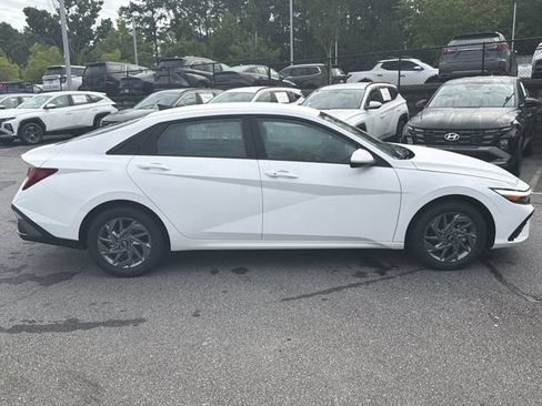 New 2026 Hyundai Elantra Hybrid FWD image 9