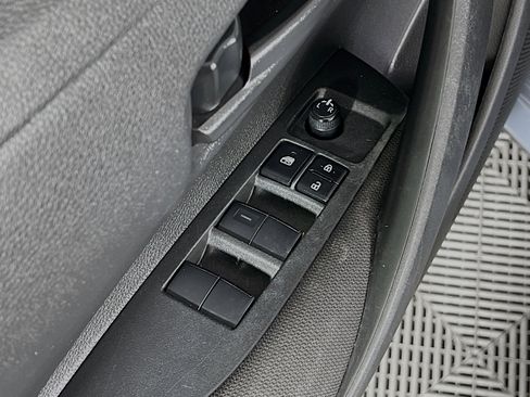 Used 2022 Toyota Corolla LE FWD image 18