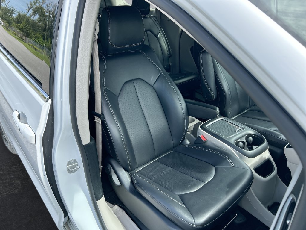 Used 2024 Chrysler Pacifica Touring-L FWD image 32