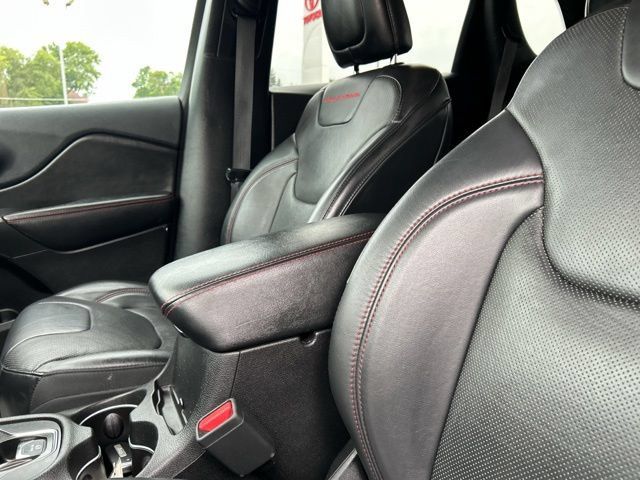 Used 2019 Jeep Cherokee Trailhawk AWD/4WD image 34