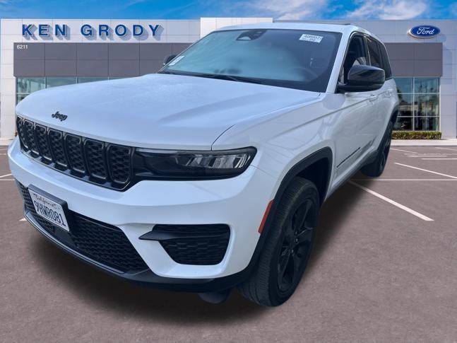 Used 2023 Jeep Grand Cherokee Altitude AWD/4WD image 4