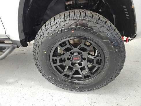 Used 2018 Toyota 4Runner SR5 AWD/4WD image 8