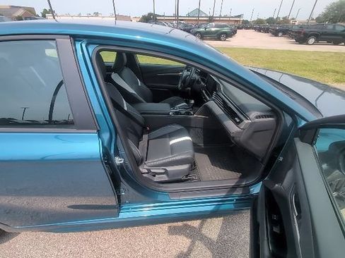 Used 2025 Toyota Camry SE w/ Convenience Package FWD image 4