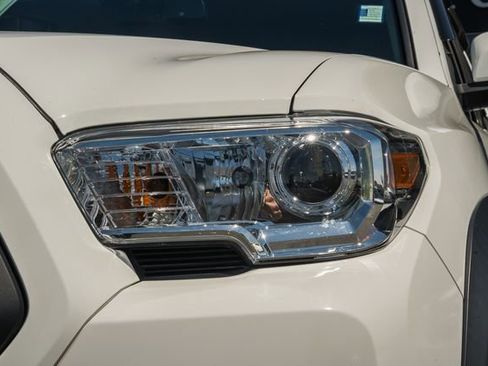 Used 2022 Toyota Tacoma SR5 w/ Trail Edition image 12