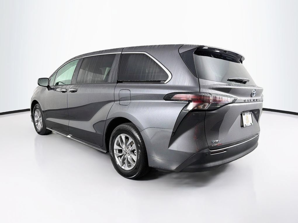 Used 2025 Toyota Sienna XLE FWD image 7