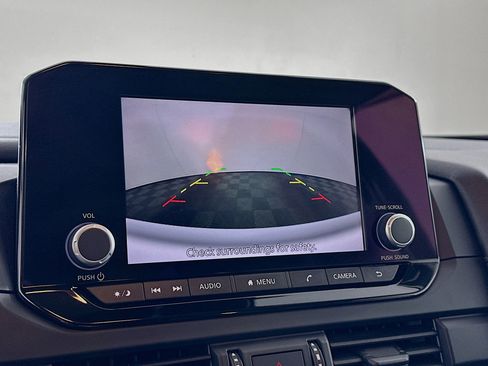 Used 2024 Nissan Pathfinder S image 22