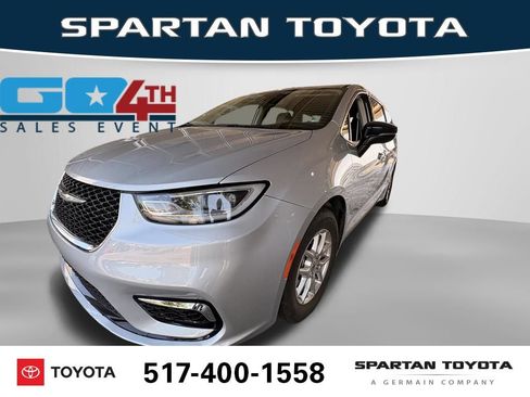 Used 2024 Chrysler Pacifica Touring-L FWD image 1
