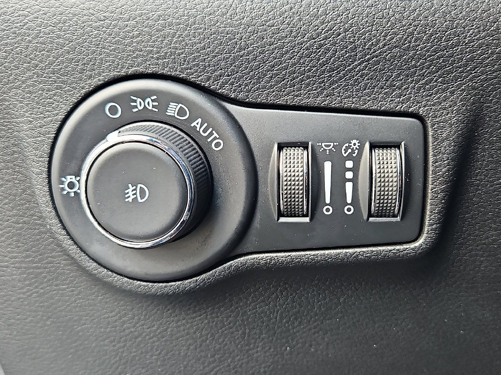 Used 2023 Jeep Compass Latitude w/ Convenience Group AWD/4WD image 24