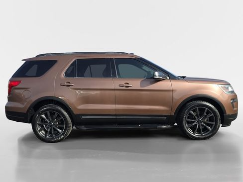 Used 2018 Ford Explorer XLT w/ Equipment Group 202A image 5