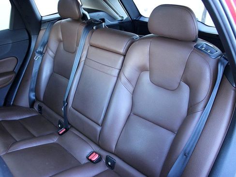 Used 2018 Volvo XC60 T5 Momentum w/ Vision Package image 13