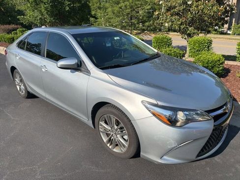 Used 2016 Toyota Camry SE FWD image 2