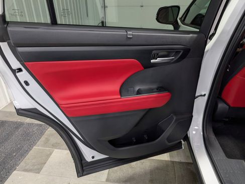 Used 2025 Toyota Highlander XSE image 9