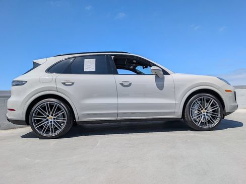Certified 2023 Porsche Cayenne Turbo AWD/4WD image 24
