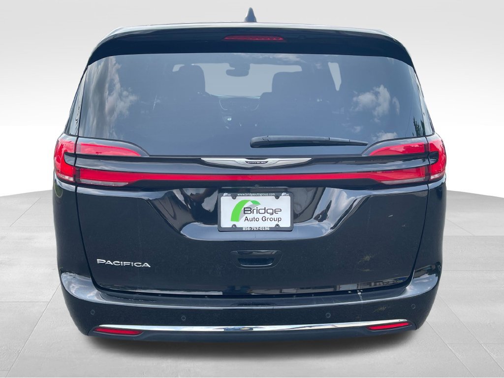 Used 2024 Chrysler Pacifica Touring FWD image 7