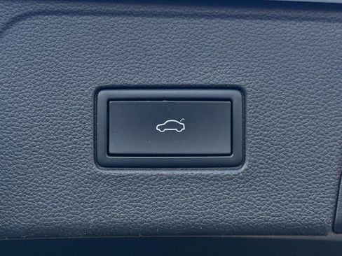 Used 2023 Volkswagen Atlas SE image 19