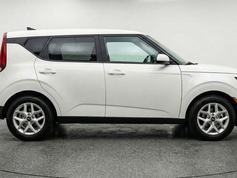 Used 2025 Kia Soul LX w/ LX Technology Package FWD image 11