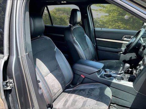 Used 2018 Ford Explorer XLT w/ XLT Appearance Package AWD/4WD image 7