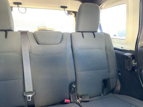 Used 2025 Jeep Wrangler Sahara image 36