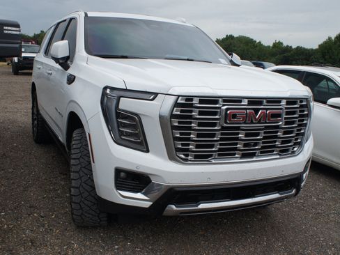 Used 2026 GMC Yukon Denali w/ Denali Reserve Package AWD/4WD image 3