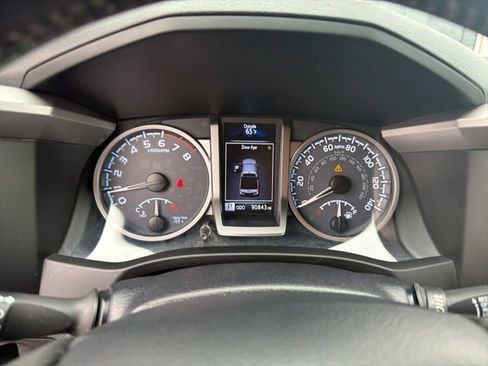 Used 2018 Toyota Tacoma Limited image 11