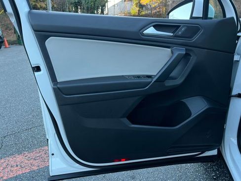 Used 2019 Volkswagen Tiguan SE w/ Panoramic Sunroof Package image 10