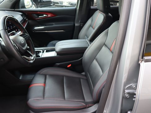Used 2024 Chevrolet Traverse RS AWD/4WD image 16