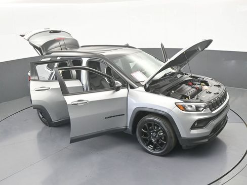 Used 2022 Jeep Compass Latitude FWD image 65