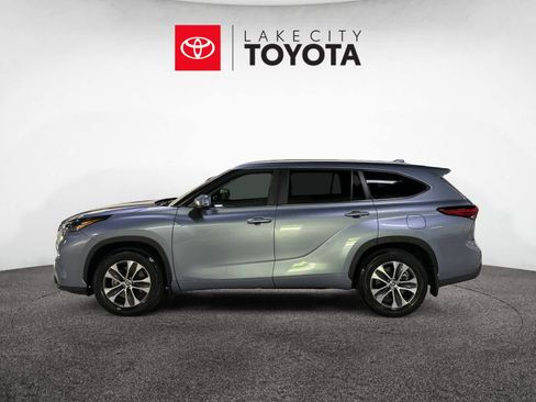Used 2023 Toyota Highlander XLE FWD image 3