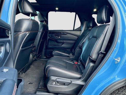 Used 2025 Honda Pilot TrailSport image 23