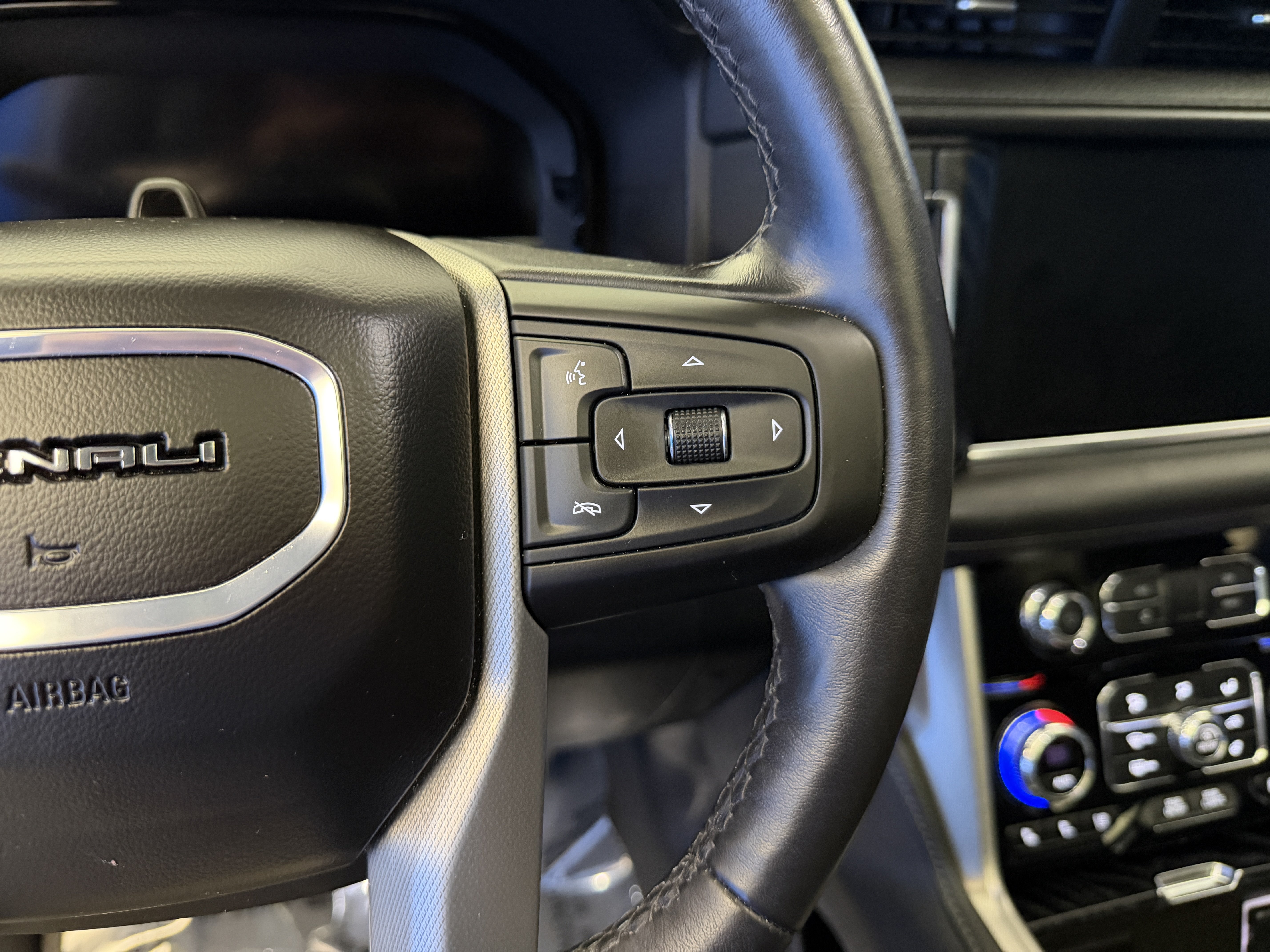 Used 2024 GMC Yukon XL Denali w/ Denali Reserve Package AWD/4WD image 19