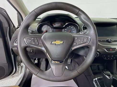 Used 2017 Chevrolet Cruze LT image 13