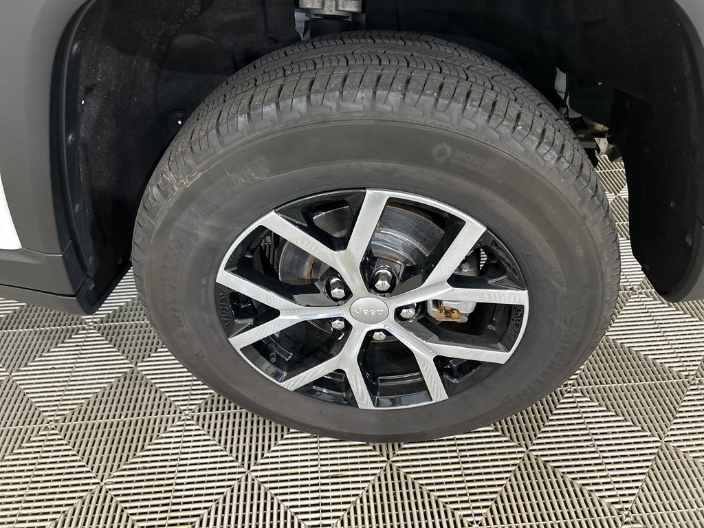 Used 2023 Jeep Grand Cherokee Limited AWD/4WD image 10