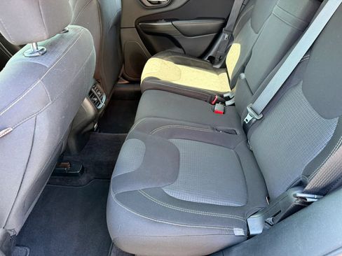 Used 2016 Jeep Cherokee Latitude FWD image 11