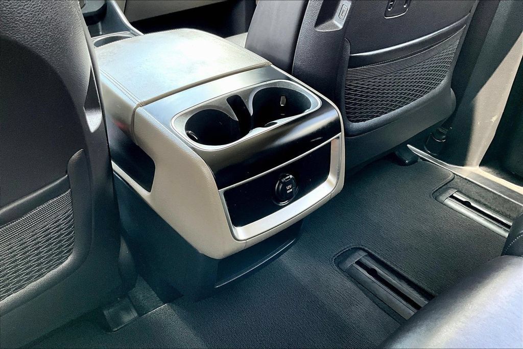Used 2025 Kia Carnival FWD image 11