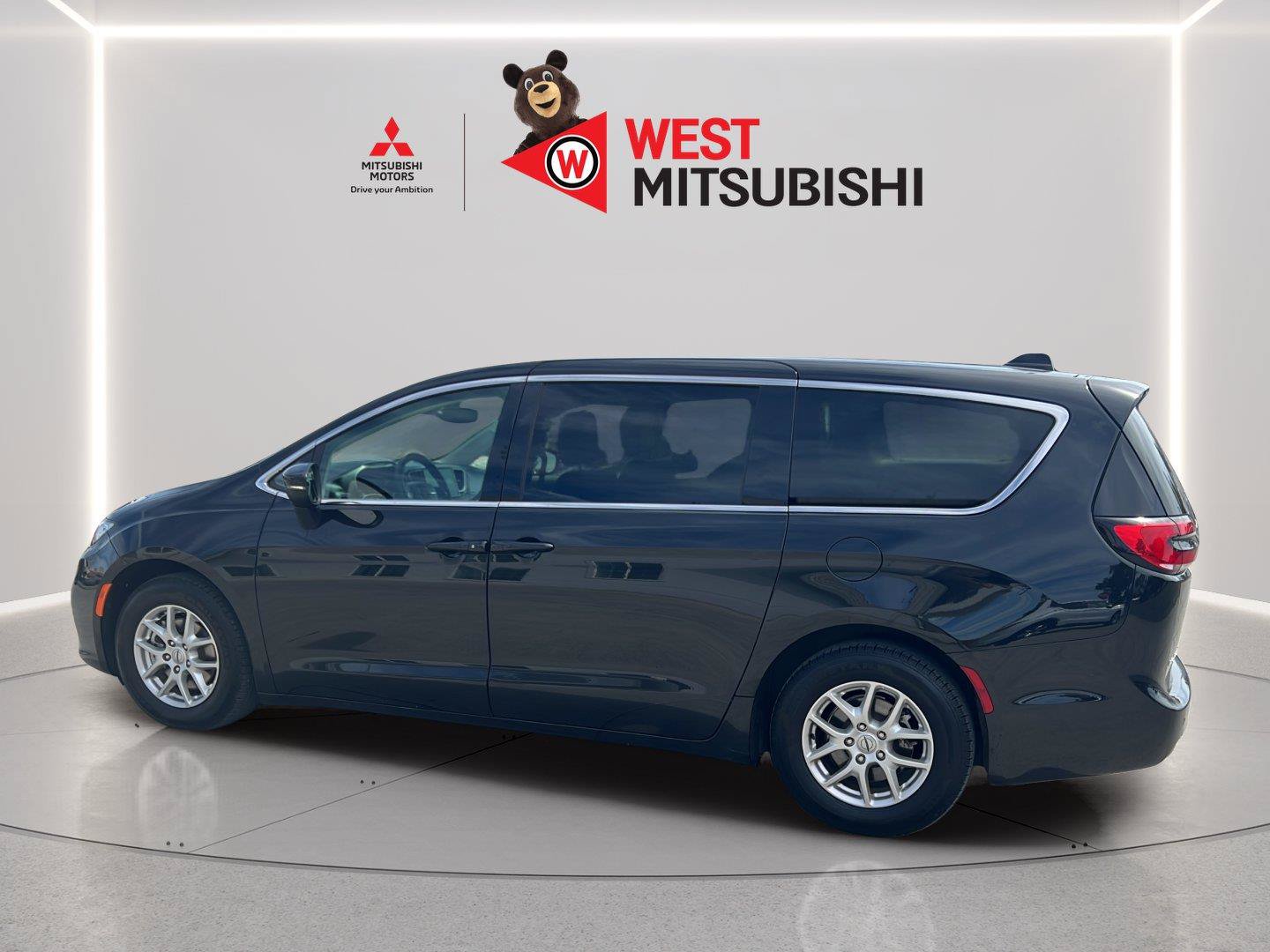 Used 2023 Chrysler Pacifica Touring-L FWD image 3