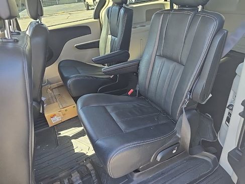 Used 2016 Chrysler Town & Country Touring image 20