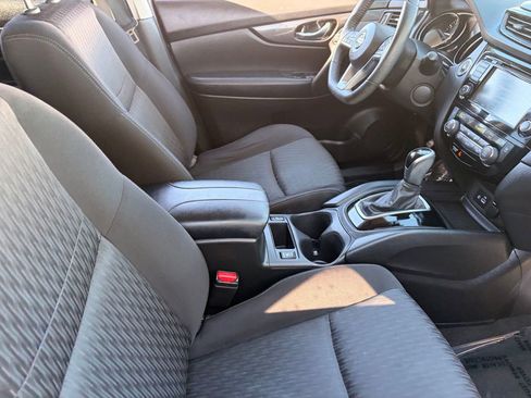 Certified 2020 Nissan Rogue SV FWD image 12