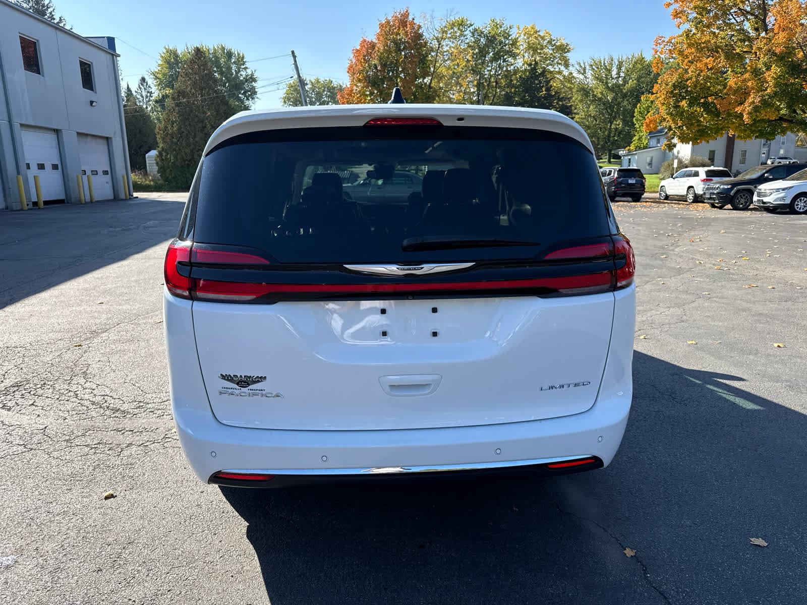 Used 2024 Chrysler Pacifica Limited w/ Uconnect Theater Family Group FWD image 4