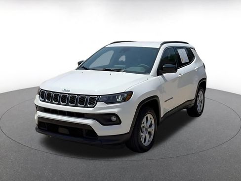 Used 2025 Jeep Compass Latitude AWD/4WD image 7