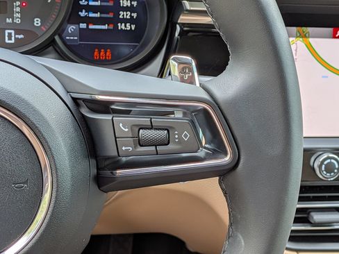 Certified 2025 Porsche Macan AWD/4WD image 10