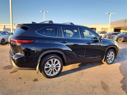 Used 2022 Toyota Highlander Limited image 2