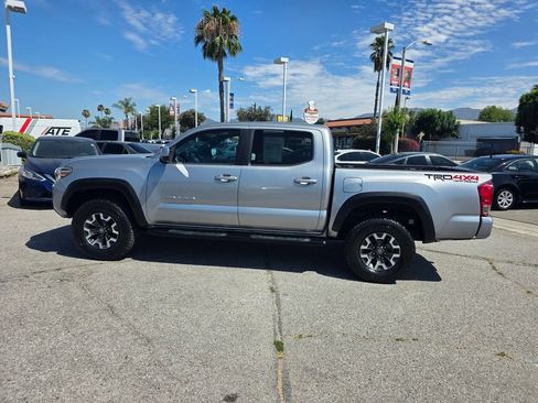 Used 2017 Toyota Tacoma TRD Off-Road AWD/4WD image 9