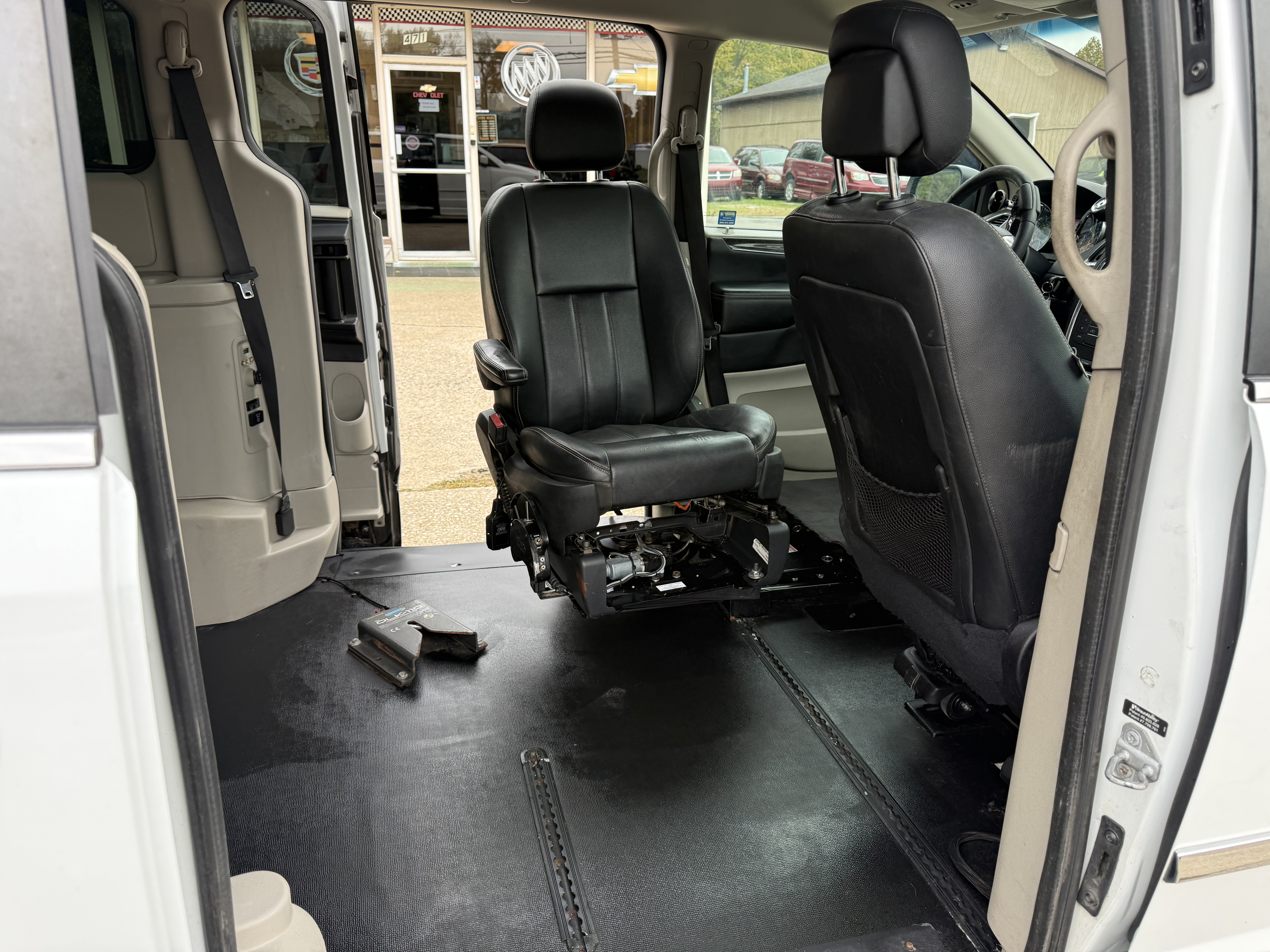Used 2016 Chrysler Town & Country Touring FWD image 33
